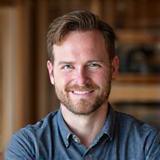 Portrett av Erik, møbelsnekker med detaljfokus